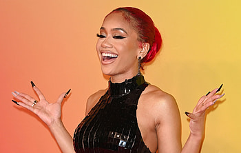 Saweetie, Playful single, Icy chain HD wallpaper
