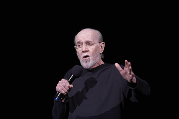 George Carlin, Comedic legend, Iconic routines, Unapologetic humor HD wallpaper