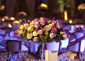 Bouquet on a table, restauant, rose, table, bouquet, flowers HD wallpaper