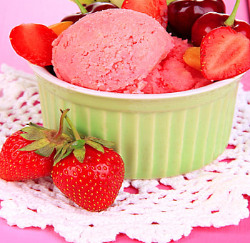 Yummy Dessert, sweet, strawberry, yummy, dessert, berries, ice cream HD wallpaper