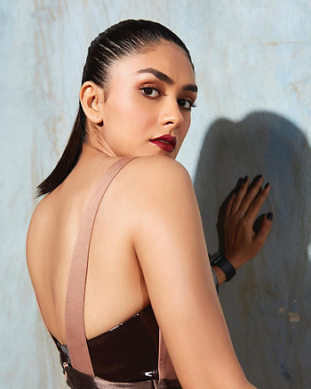 Mrunal Thakur, eye, head HD phone wallpaper