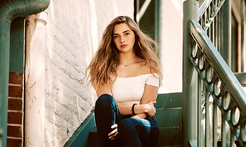 Brown haired girl, sitting on stairs, pretty woman HD wallpaper