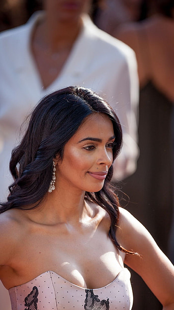 Mallika Sherawat, cleavage, bollywood actress HD phone wallpaper