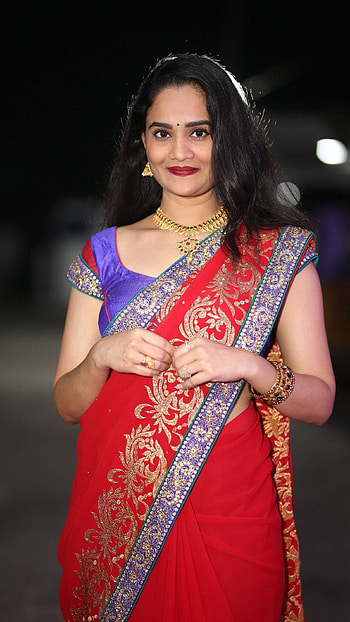Usha karapathi, telugu anchor, saree beauty HD phone wallpaper