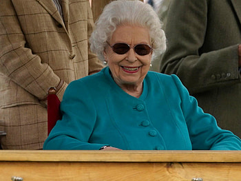 Queen Elizabeth II, Surprised smile, Royal figurehead, Social media debut HD wallpaper