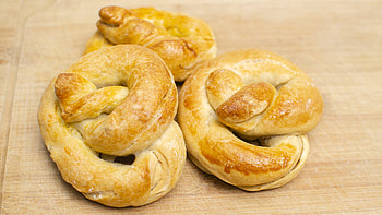 Make pretzels at home, Step by step, Baking process, Visual guide HD wallpaper