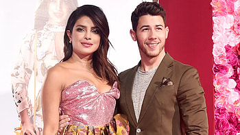 Priyanka Chopra, Nick Jonas, Romantic premiere kiss HD wallpaper