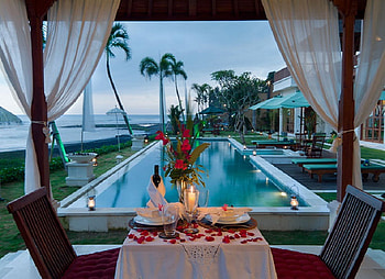 Romantic dinner, sea, table, dinner, umbrellas, rose petals, plates, romance, curtain, chairs, trees, view, candles, pool HD wallpaper
