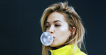 Bubble gum, singer, celebrity, Rita Ora HD wallpaper