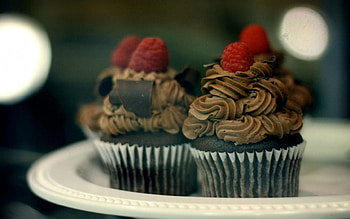 Fruitcakes, rasberry, sweets, fruits, food, cupcakes HD wallpaper