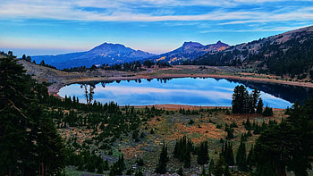 Helen Lake, Lassen Volcanic NP, California, volcanoes, trees, clouds, sky, mountains, water, reflections, usa HD wallpaper
