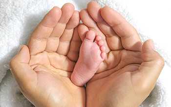 Father's Baby, baby, hands, father, foot HD wallpaper