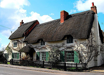 English beauty, grey stone, vines, thatch roof, green shudders, cottage, england, black fence HD wallpaper