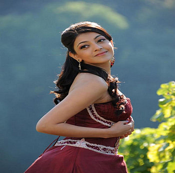 Kajal looks back, cute, telugu, laugh, kajal HD wallpaper