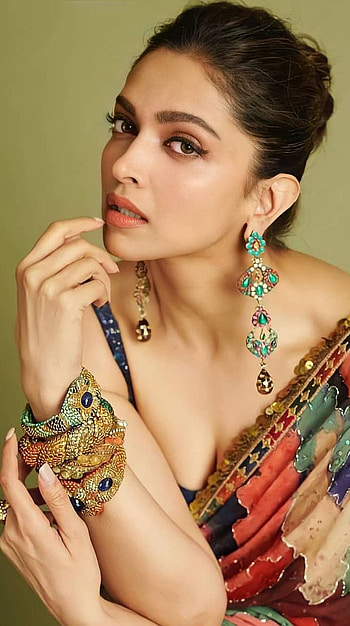 Deepika Padukone, bollywood actress, cleavage, saree lover HD phone wallpaper