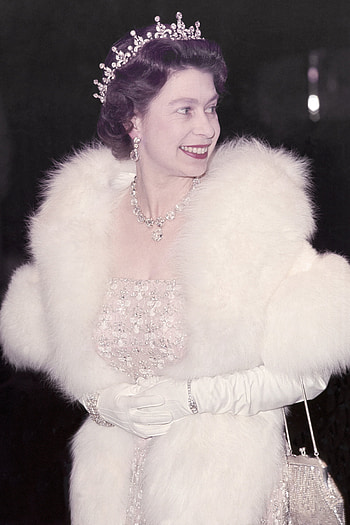 Elizabeth II (Celebs), Queen Elizabeth's vehicles, HQ , Regal elegance HD phone wallpaper