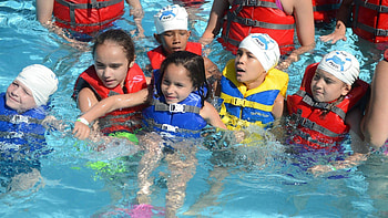 Kids In Swimming Pool HD wallpaper