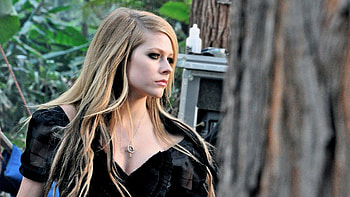 Avril Lavinge Black Dress, avril-lavinge, singer, music, girls, black, dress, black-dress HD wallpaper