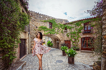 Alice Skvortsova Posing in a courtyard, model, courtyard, dress, brunette HD wallpaper