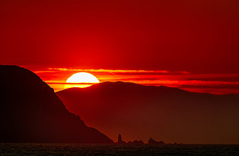 Sunset in the mountains, horizon, awesome, , gold, sunrise, nice, sunbeam, brown, amazing, fullscreen, sun, sunset, sunshine, golden, landscape, silhouettes, beautiful, orange, panorama, sun rays, shadows, moutains, yellow, red, cool, view, clouds, nature, sky, mounts, splendor HD wallpaper