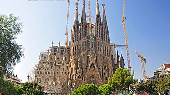 Barcelona's treasure, Majestic beauty, Inspiring sanctuary, Architectural wonder HD wallpaper