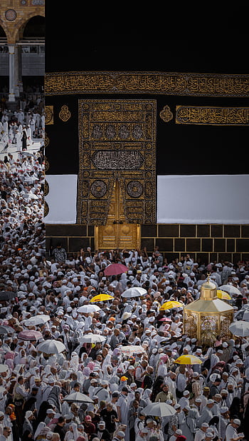 A large crowd of pilgrims at the Kaaba in Mecca, Saudi Arabia during a religious ceremony. HD phone wallpaper
