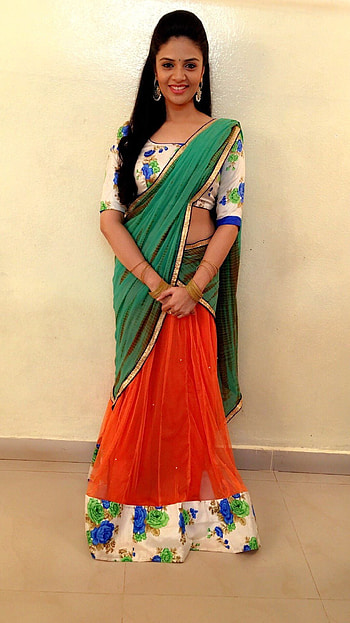 Sreemukhi, saree lover, anchor HD phone wallpaper