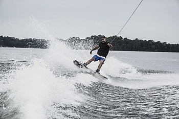 Wakeboarding fin guide, Choosing the right fins, Enhanced performance, Riding with precision HD wallpaper