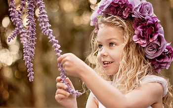Little beauty, blonde, cute, girl, copil, hand, purple, pink, wisteria, flower, child HD wallpaper
