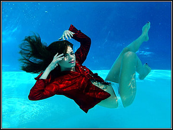 UNDERWATER BEAUTY, blue, breath hold, black, graphy, fashion, wet, red, underwater, under, swimming pool, water, female HD wallpaper