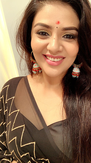 Sreemukhi, anchor, selfie HD phone wallpaper