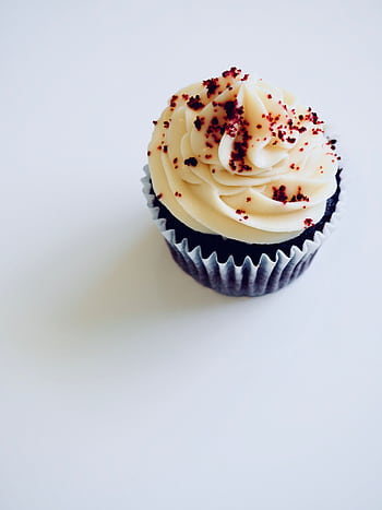 Indulge in this delicious chocolate cupcake topped with creamy vanilla icing and sprinkles. HD phone wallpaper