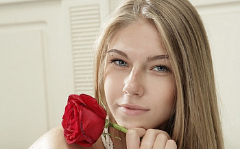 Anjelica Ebbi, red rose, blue eyes, blonde, close up HD wallpaper