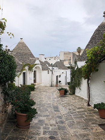 Unexpected Italian surprise, Enchanting Alberobello HD phone wallpaper