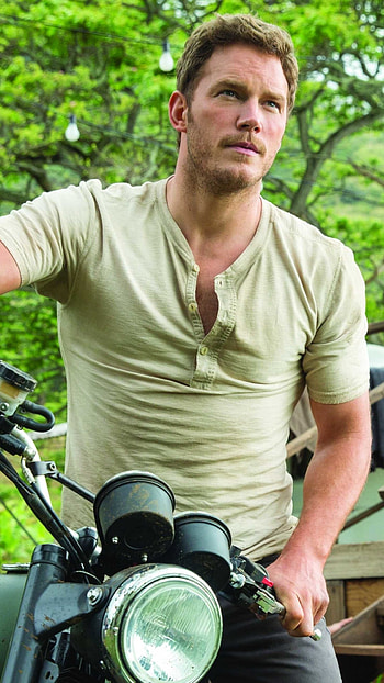 Chris Pratt, Jurassic World movie, Dinosaur adventure, Thrilling experience HD phone wallpaper