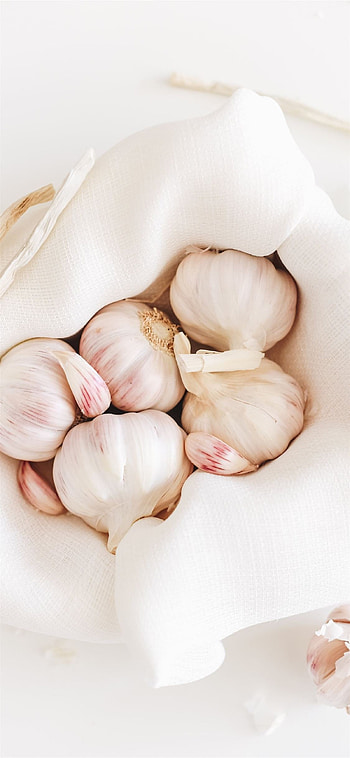 Five garlic bulbs, Fresh produce, White textile backdrop HD phone wallpaper
