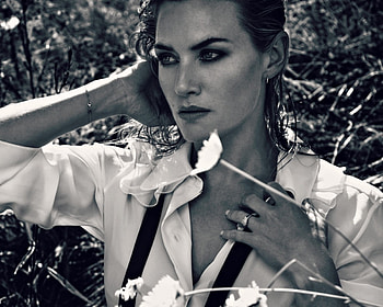 Kate Winslet, white, black, flower, bw, girl, actress, woman HD wallpaper