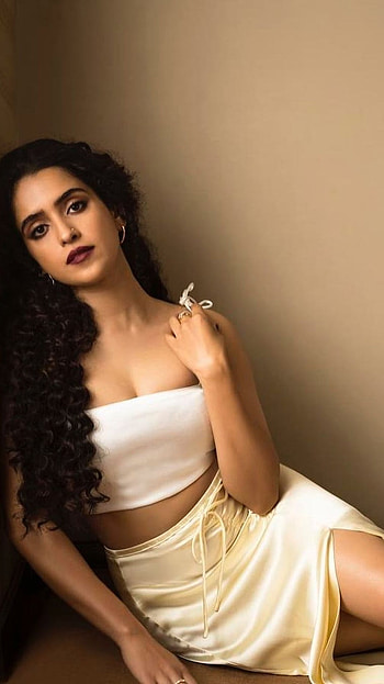 Sanya Malhotra, Bollywood, Sanya Malhotra Bollywood Heroine HD phone wallpaper