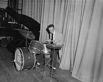 Drums on stage, EP on bass drum, Piano player background, Drummer in action HD wallpaper