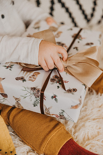 Hand, Miscellanea, Miscellaneous, Box, Gift, Present, Bow, Child HD phone wallpaper
