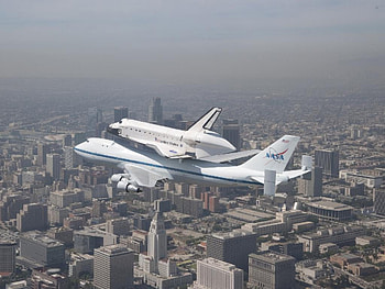 Over Los Angeles City Hall and civic center, flight, historic, space shuttle, endeavour HD wallpaper