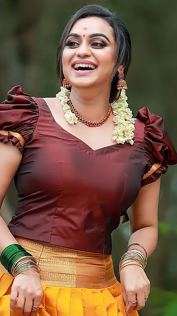 Lakshmi nakshatra, malayalam anchor HD phone wallpaper