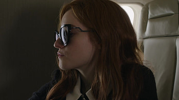 Fendi women's sunglasses, Julia Garner as Anna Delvey, Inventing Anna scenes, Fashion statement HD wallpaper