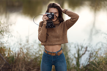 Cute Girl With Camera Smiling, girls, model, camera, graphy HD wallpaper
