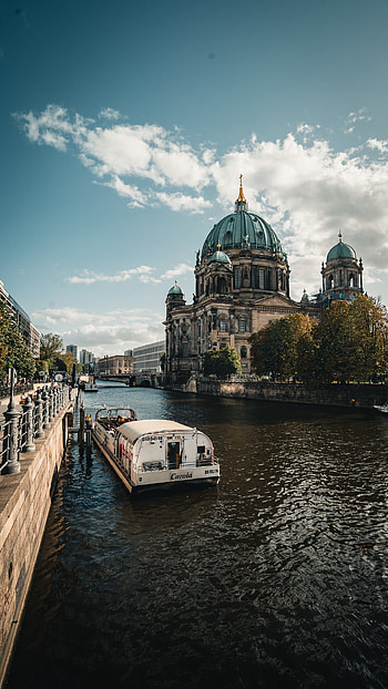 Museum Island, Local experts, Cinnamon bun, Berlin brunch HD phone wallpaper