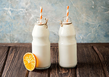 Full-fat milk debate, Nutritional comparison, Skimmed milk benefits, Health concerns HD wallpaper