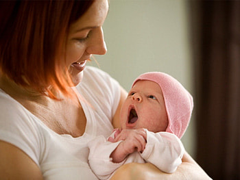 Getting to know you, baby girl, Mother, love, smile HD wallpaper