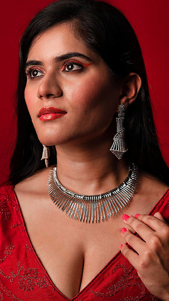 Tara Choudary, cleavage, telugu actress HD phone wallpaper