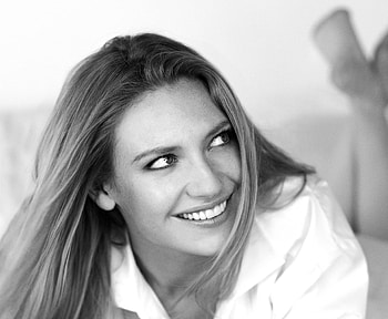 Black and white, Anna Torv, smile HD wallpaper