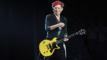 Keith Richards with Gibson guitar, Rock 'n' roll garage, Music icon HD wallpaper